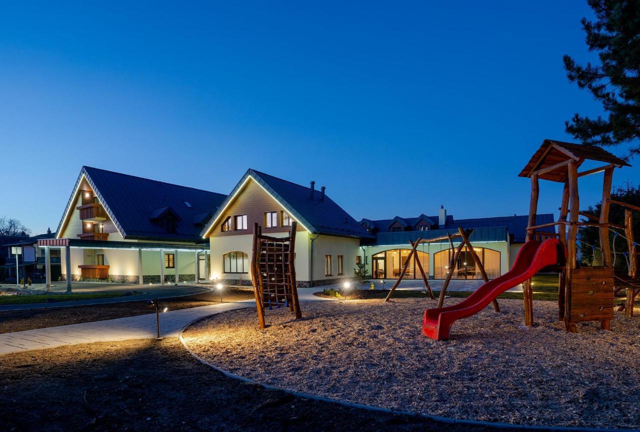 Hotel Demaenova **** Liptovsky Mikulas Bagian luar foto
