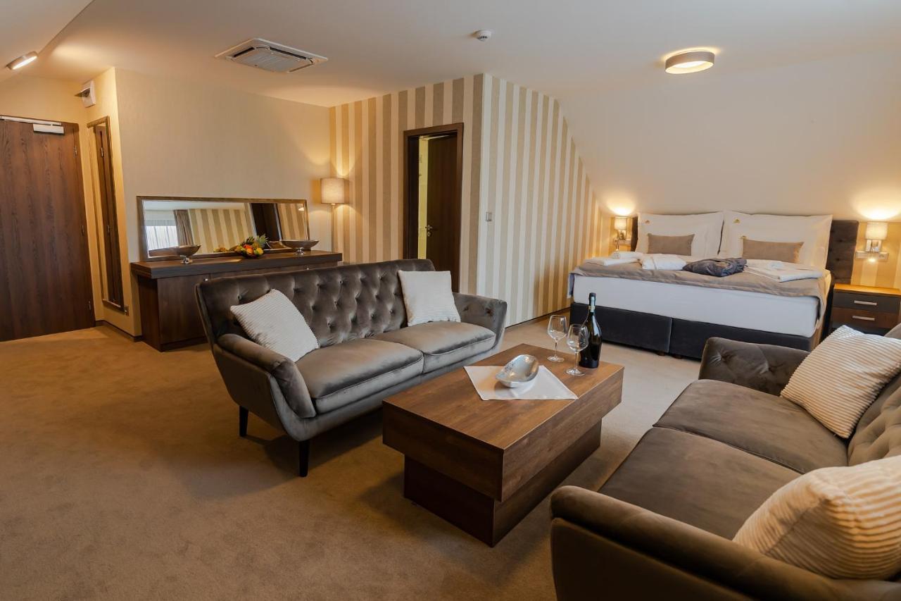 Hotel Demaenova **** Liptovsky Mikulas Bagian luar foto