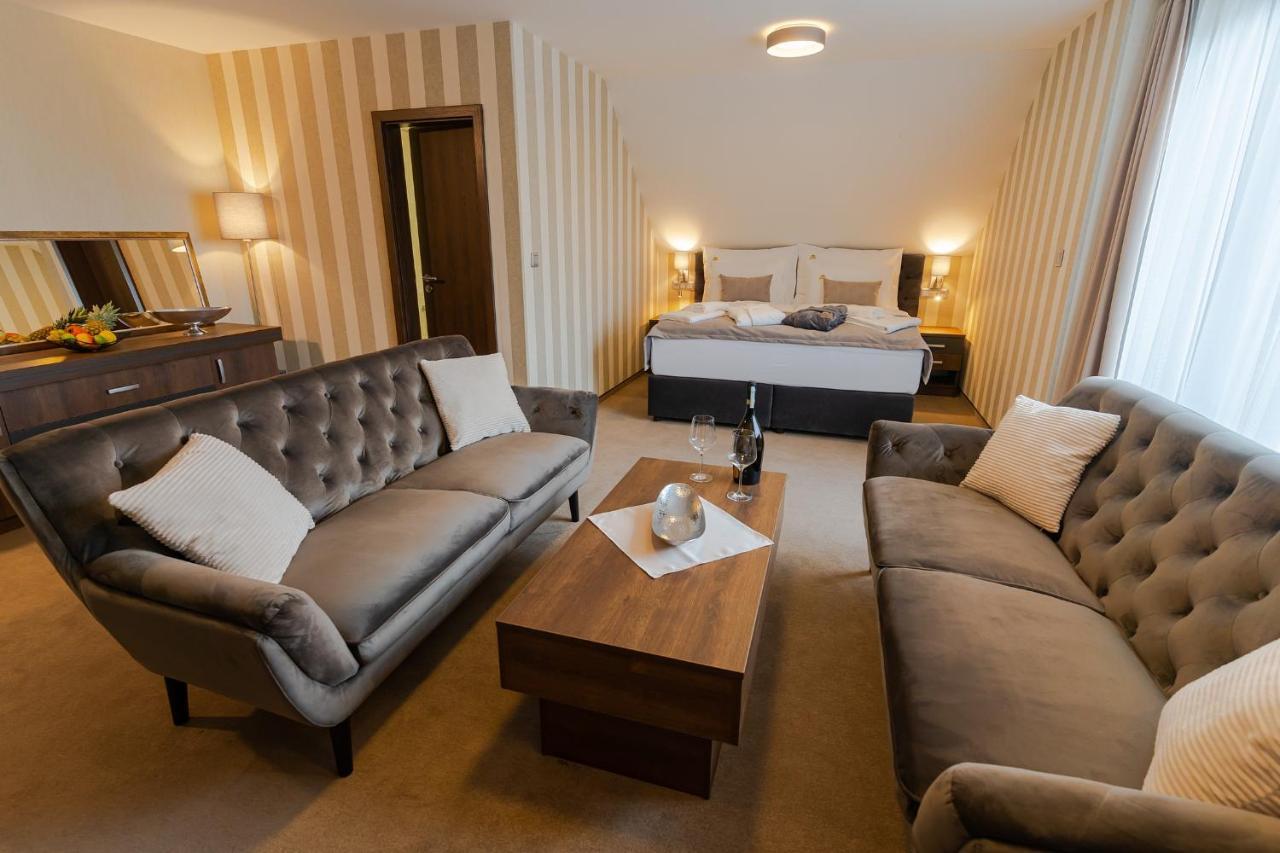 Hotel Demaenova **** Liptovsky Mikulas Bagian luar foto