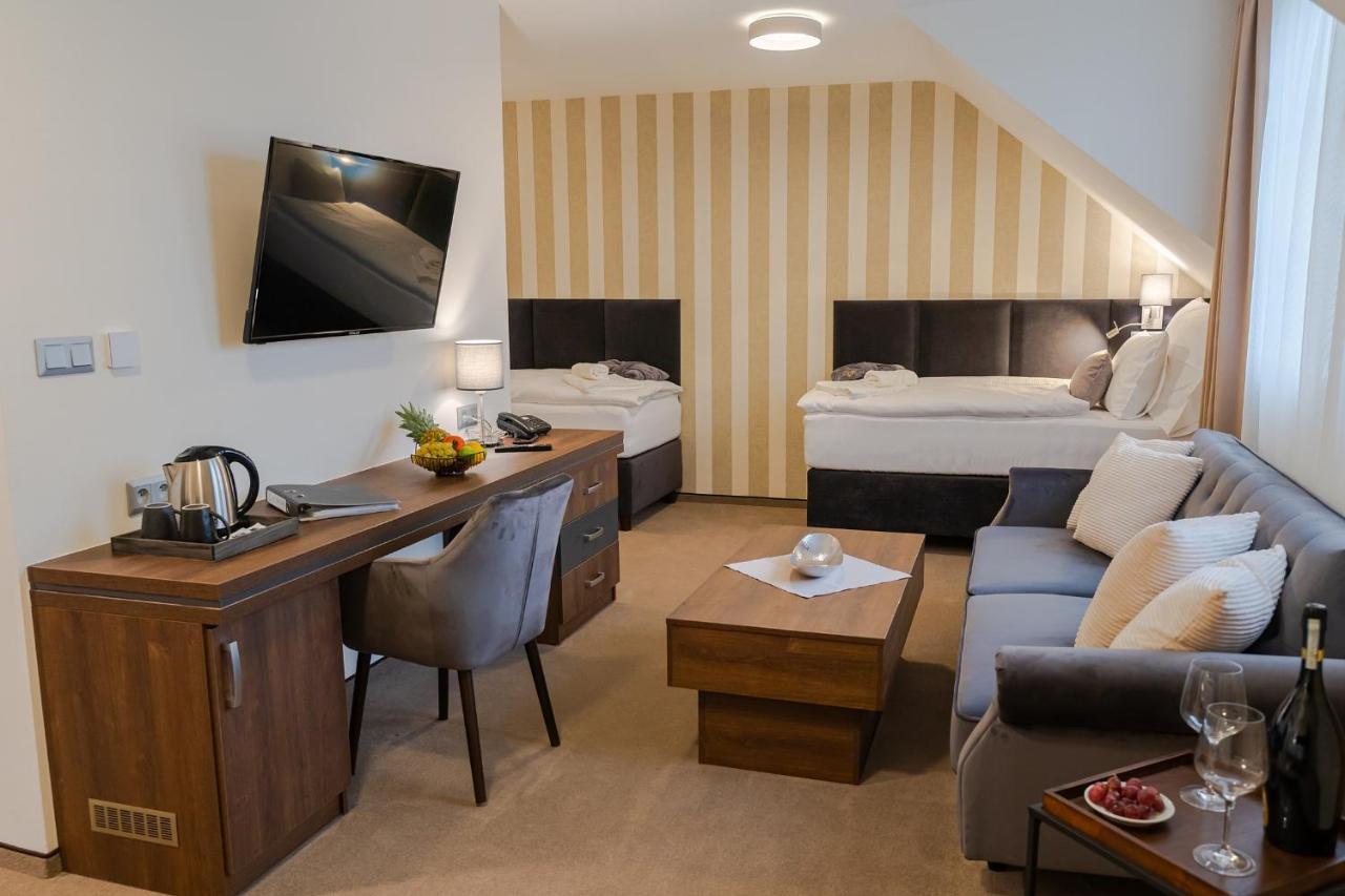Hotel Demaenova **** Liptovsky Mikulas Bagian luar foto