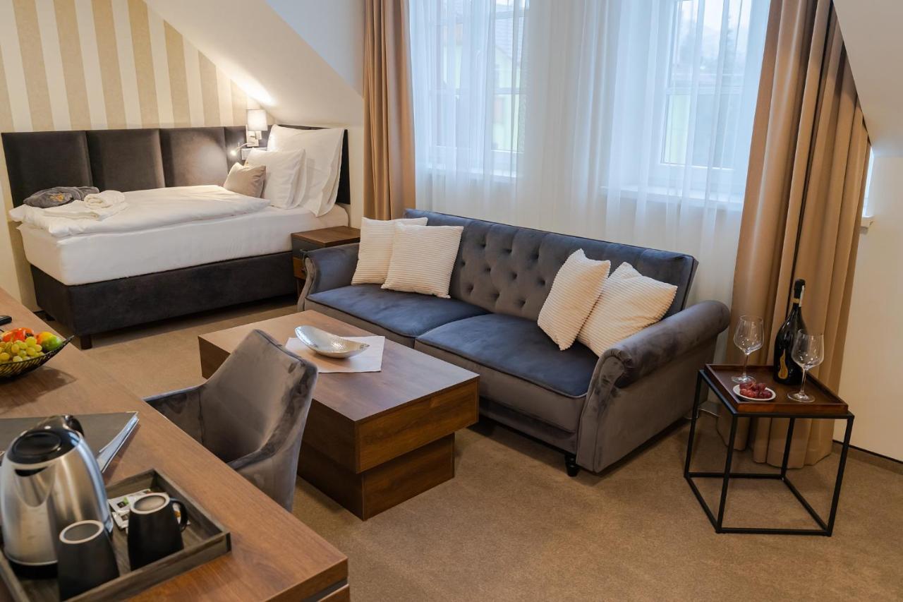 Hotel Demaenova **** Liptovsky Mikulas Bagian luar foto