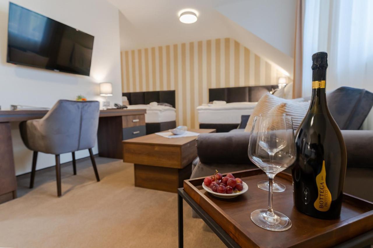 Hotel Demaenova **** Liptovsky Mikulas Bagian luar foto