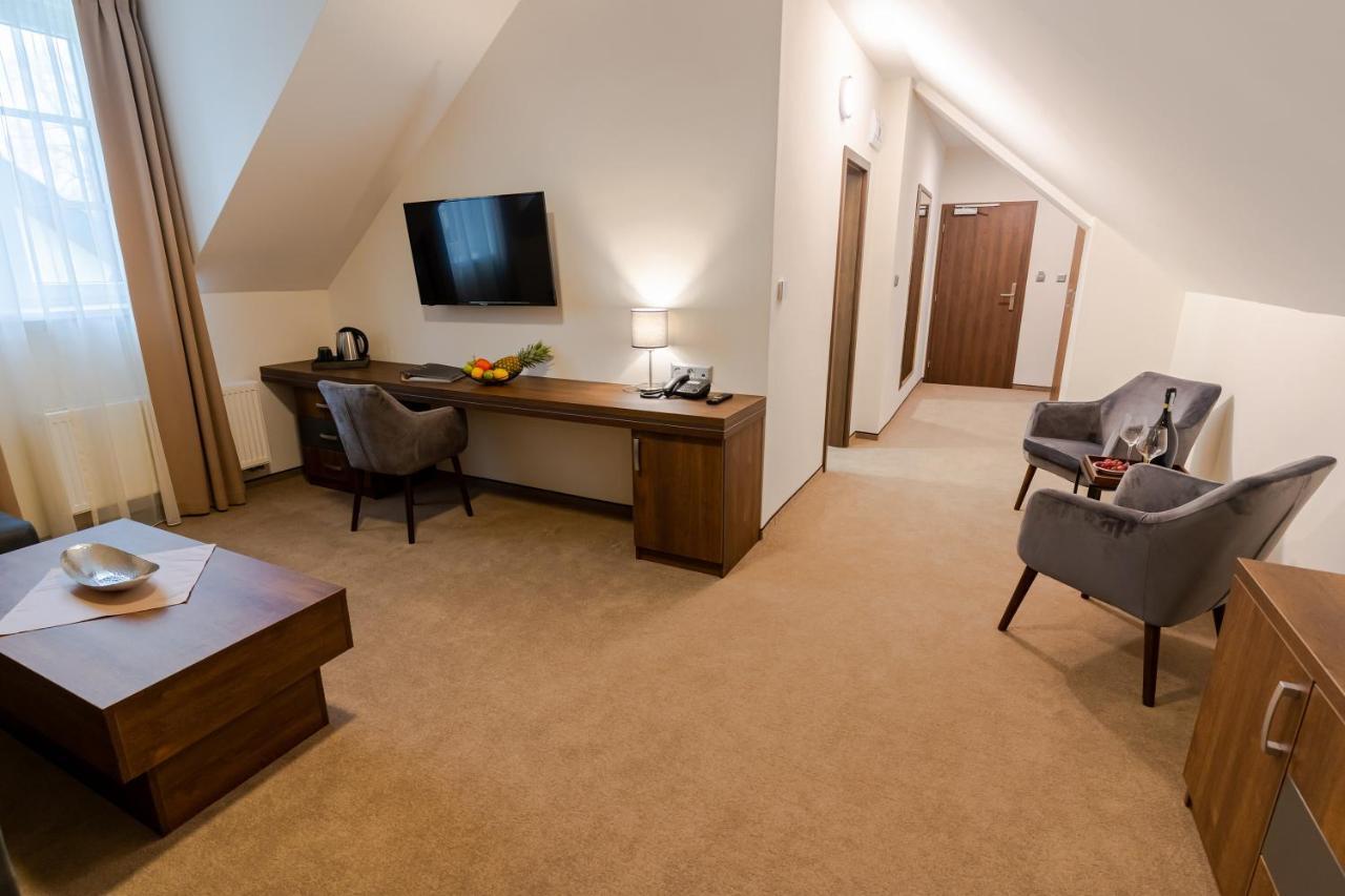 Hotel Demaenova **** Liptovsky Mikulas Bagian luar foto