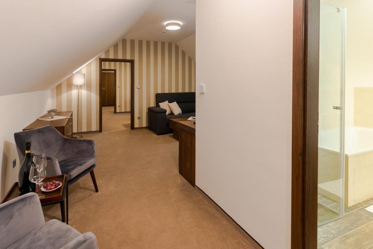 Hotel Demaenova **** Liptovsky Mikulas Bagian luar foto